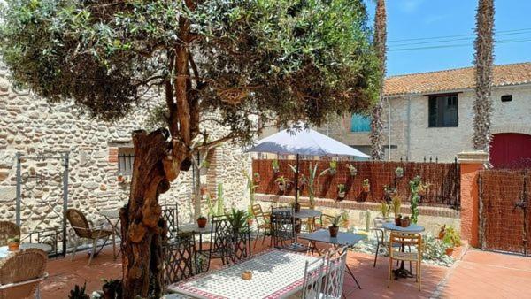 El Castell Embruixat Hotel Saint-Hippolyte  Exterior photo